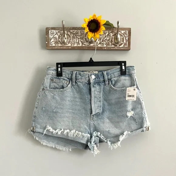 🌻🆕🚨FREE PEOPLE LASSO LIGHT WASH DENIM SHORTS-FOX TROT COLOR SIZES 28 & 29 - Picture 11 of 16